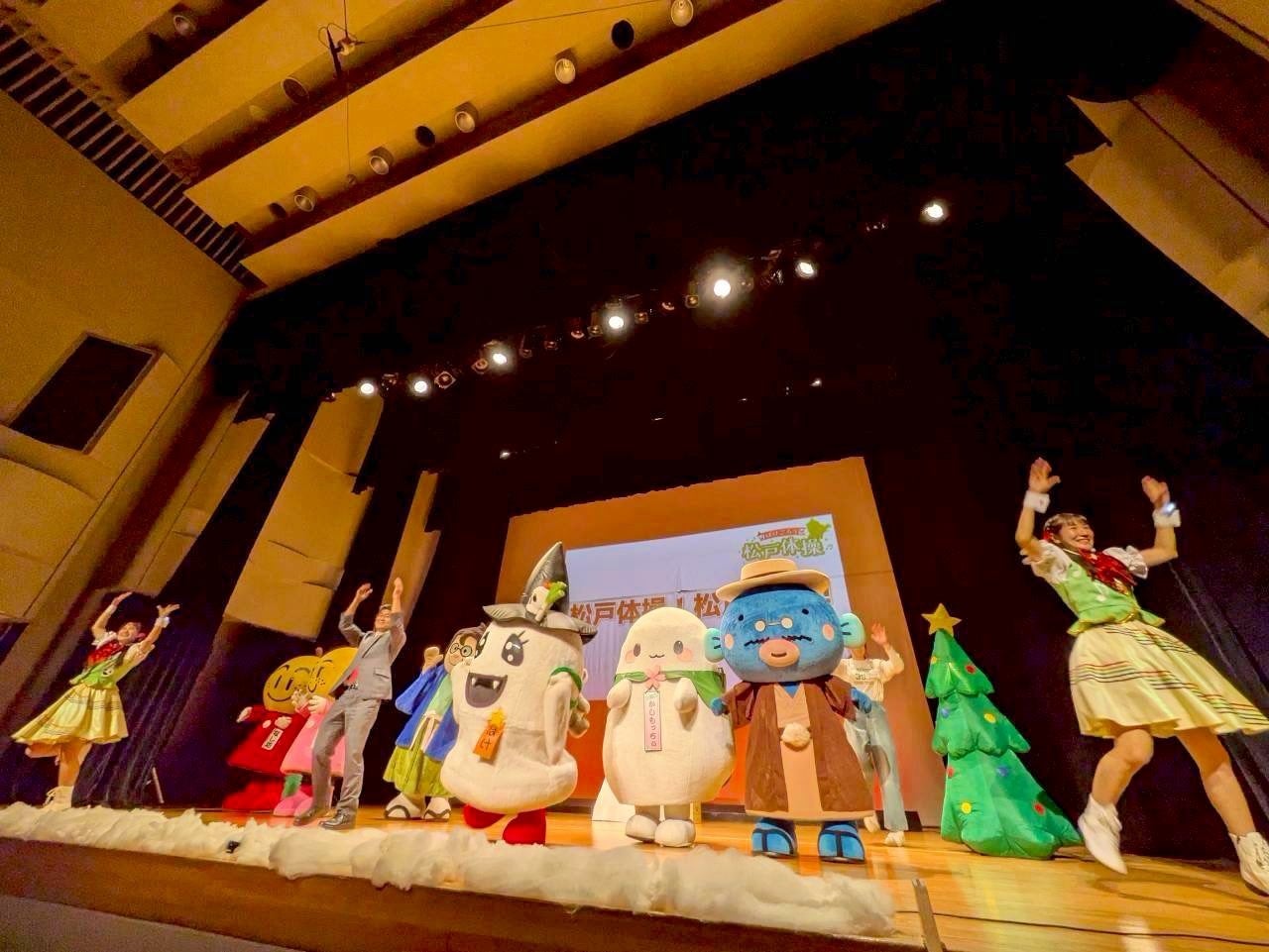 昨年のステージに集まった地域のキャラクター