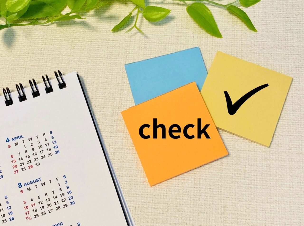 カレンダーとcheckと書かれた付箋