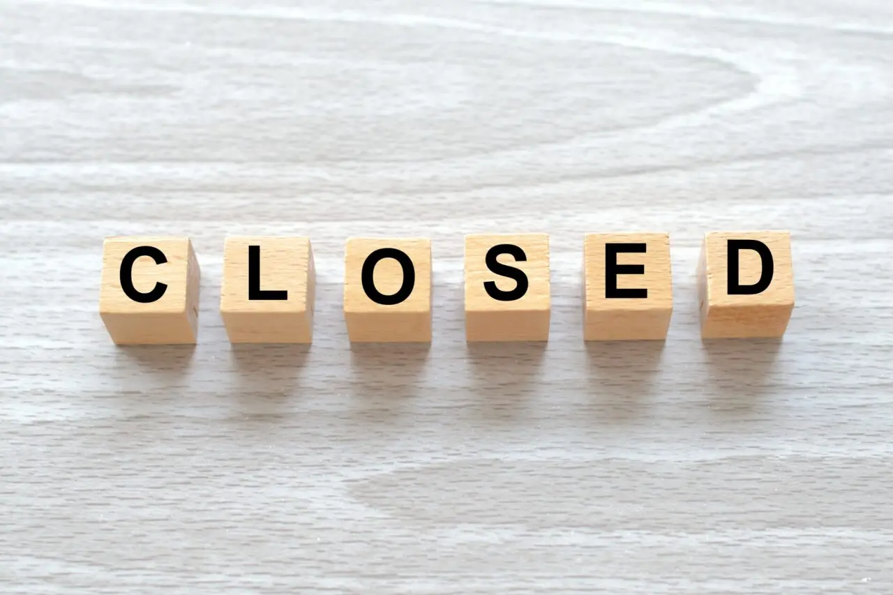 CLOSEDの木のブロック