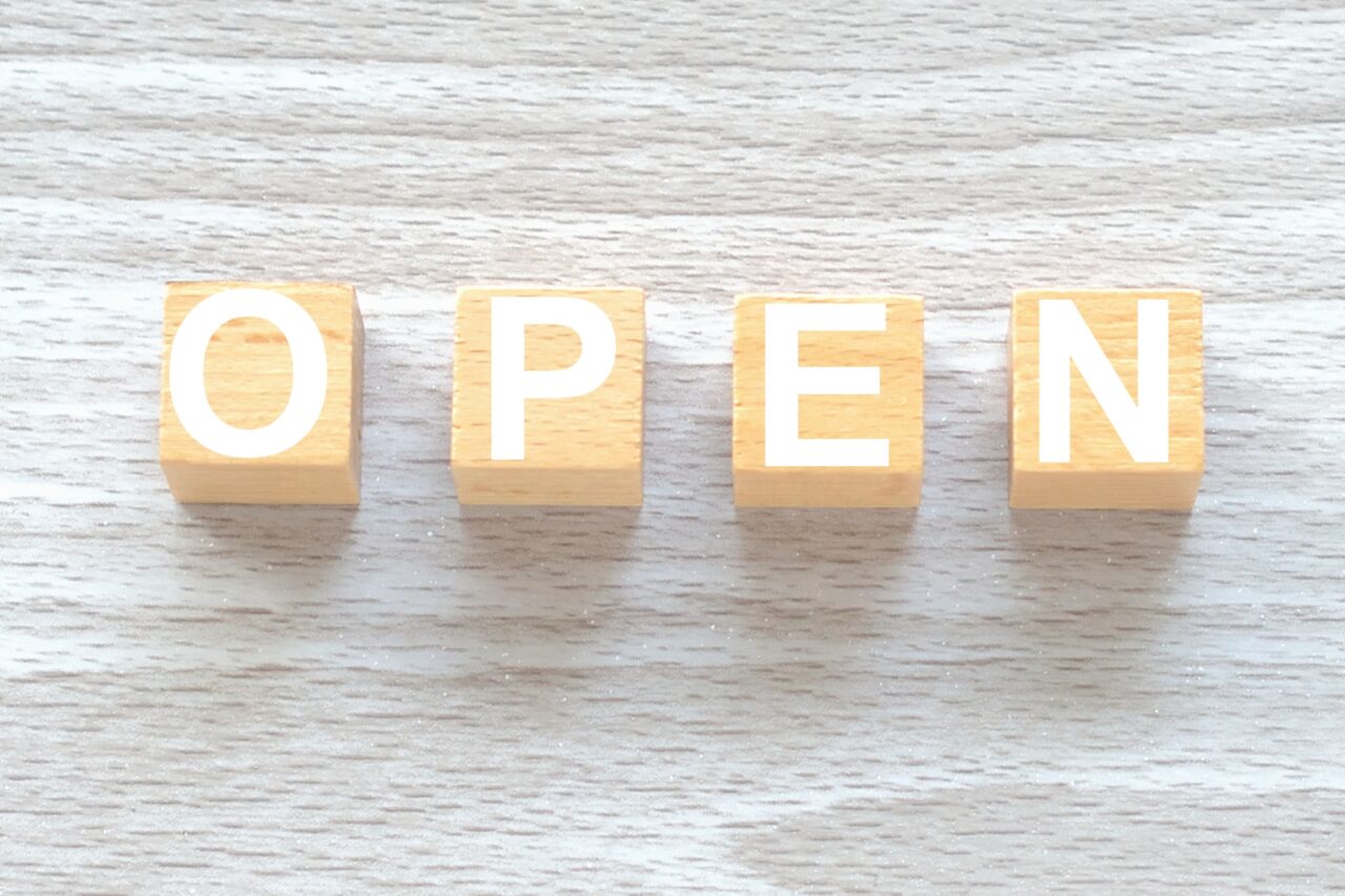 OPENの木のブロック