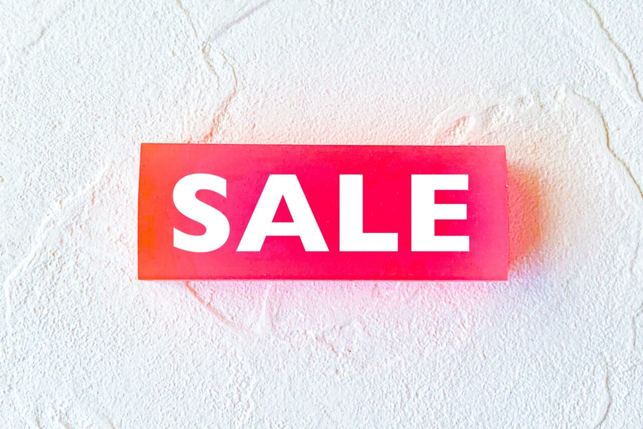 SALEの赤いブロック